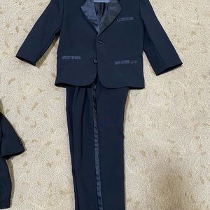 Boys 3 piece tuxedo. Size 4